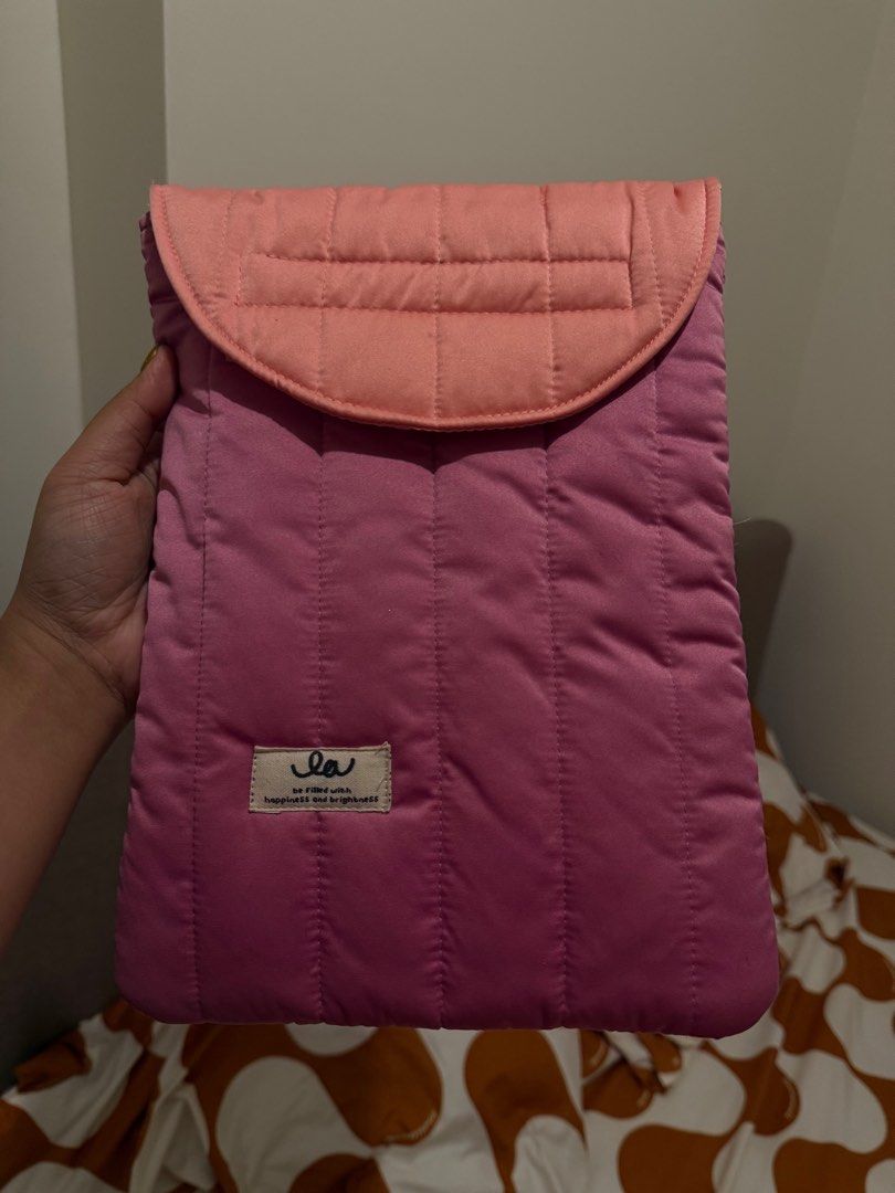 Quilted Ipad Sleeve (Category: Laptop Bags & Sleeves) located in Manila. Submitted by heysoulsissy (Listing ID 1415807840, Image 1). Description: .