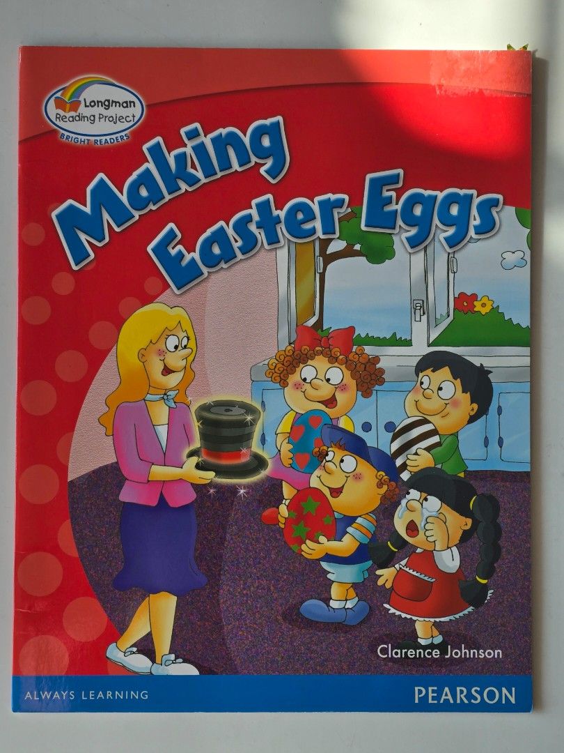 READER - Making Easter Eggs （分類：兒童書籍）位於 Hong Kong。 由 lrssl 提交（商品編號 1415645922，圖片 1）。簡介： 這是一本朗文閱讀計劃的英文故事書，名為《製作復活蛋》。適合小學一年級學生。故事書包含插圖和翻頁設計，旨在為孩子們提供獨特的學習體驗。書的背面列出了其他故事，包括《誰來參加派對？》和《奇怪的房子》等。由Clarence Johnson撰寫，Pearson出版。。