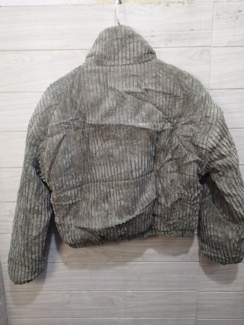 RESERVE FAIRFAX CROP DOWN JACKET (Category: Coats, Jackets and Outerwear) located in Sorsogon. Submitted by mang_thrift2 (Listing ID 1415704282, Image 2). Description: 21W21L no issue.