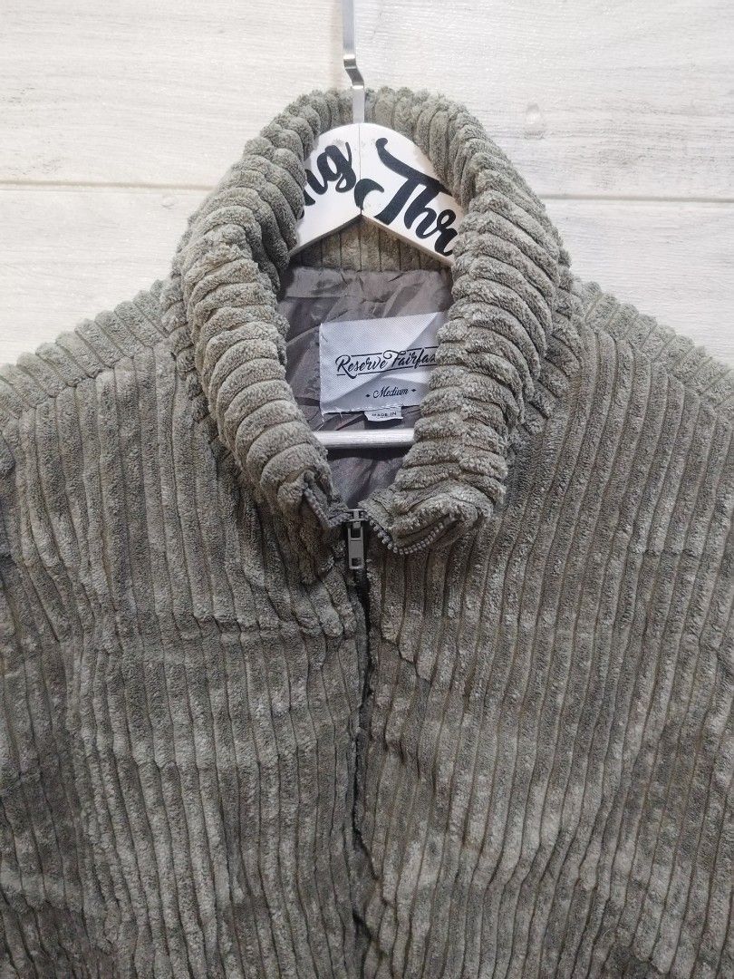 RESERVE FAIRFAX CROP DOWN JACKET (Category: Coats, Jackets and Outerwear) located in Sorsogon. Submitted by mang_thrift2 (Listing ID 1415704282, Image 3). Description: 21W21L no issue.