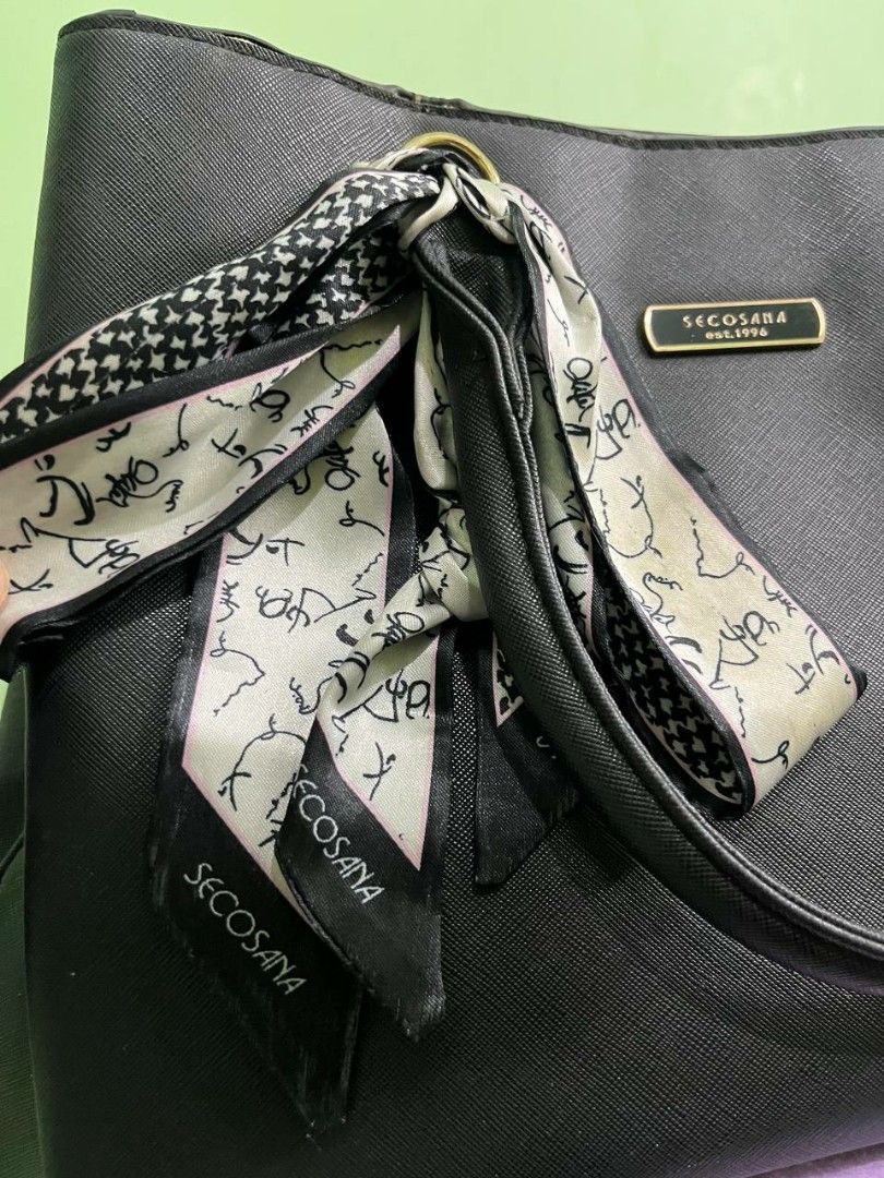 SECOSANA KNOX HANDBAG SYNTHETIC LEATHER (Category: Shoulder Bags) located in Quezon City. Submitted by alternativefinds (Listing ID 1415808085, Image 2). Description: FOR SALE SECOSANA KNOX HANDBAG SYNTHETIC LEATHER EXCELLENT CONDITION ISSUE: MAY PART NA NATANGGAL ANG GOMA NAKA INDICATE NARIN SA PIC PRICE:399 LOC:COMMONWEALTH QUEZON CITY DM TO PURCHASE AND FOR MORE DETAILS PLEASE ALSO ASSUME THAT ALL ITEMS MAY HAVE ISSUES OR MAY HAVE NONE, OR THA