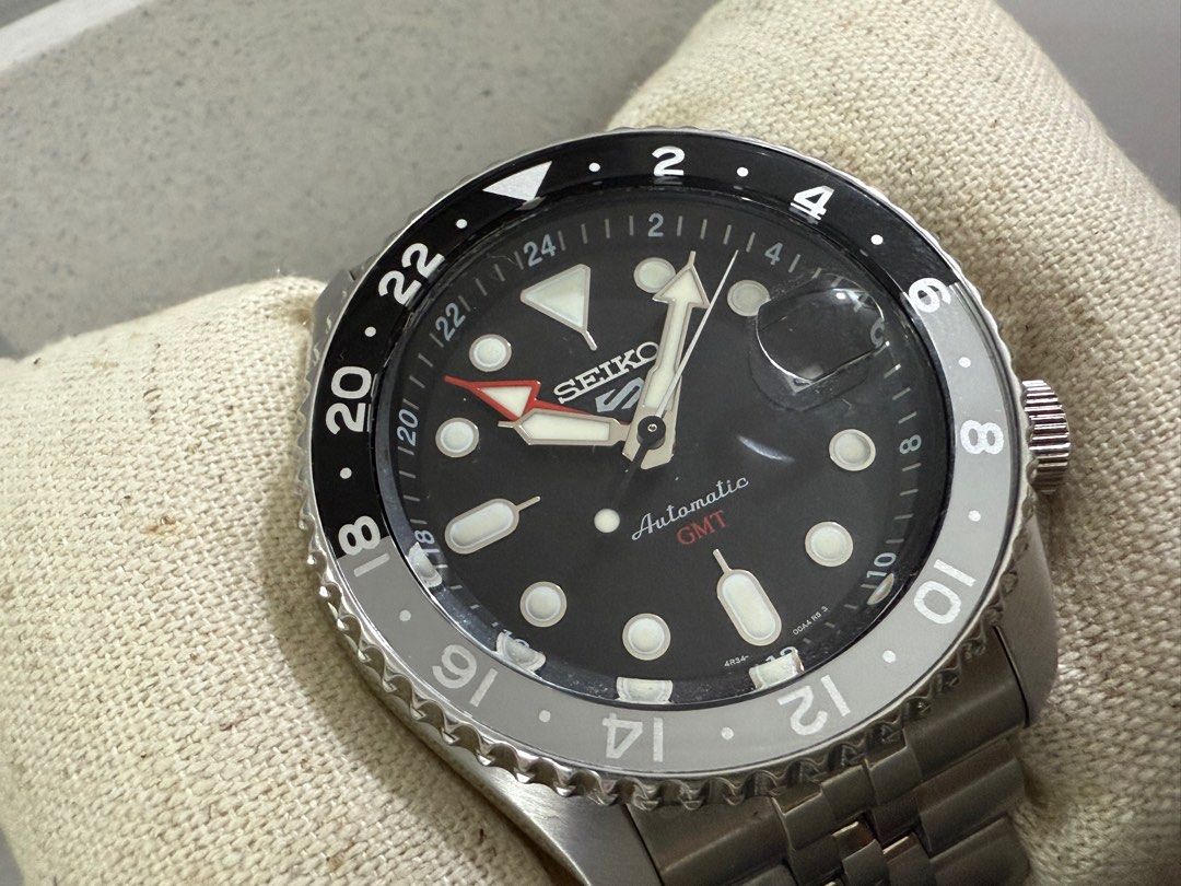 Seiko GMT Bruce Wayne SSK001 (Category: Men's Watches) located in Las Pinas. Submitted by cnp2021 (Listing ID 1415769405, Image 2). Description: USED SEIKO GMT BRUCE WAYNE SSK001 Complete inclusion with tags 9.7/10 Grab/Lalamove/Gogoexpress/LBC Bank transfer/Layaway 🏷️ : Php 14998 📍: Las Pinas DM us for inquiries @kicksntech.