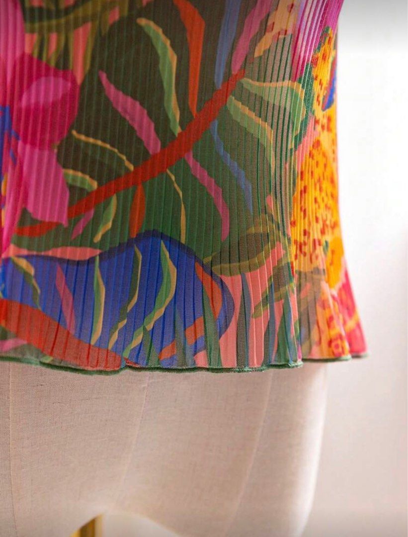 Shein Tropical Halter Top (Category: Sleeveless) located in Quezon City. Submitted by chie_95 (Listing ID 1415754662, Image 3). Description: Shein Soleia Tropical Halter Top Size Small, runs big Fits M-L best RFS: Too big on me.