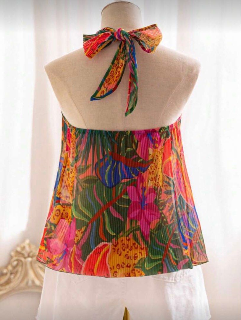 Shein Tropical Halter Top (Category: Sleeveless) located in Quezon City. Submitted by chie_95 (Listing ID 1415754662, Image 2). Description: Shein Soleia Tropical Halter Top Size Small, runs big Fits M-L best RFS: Too big on me.