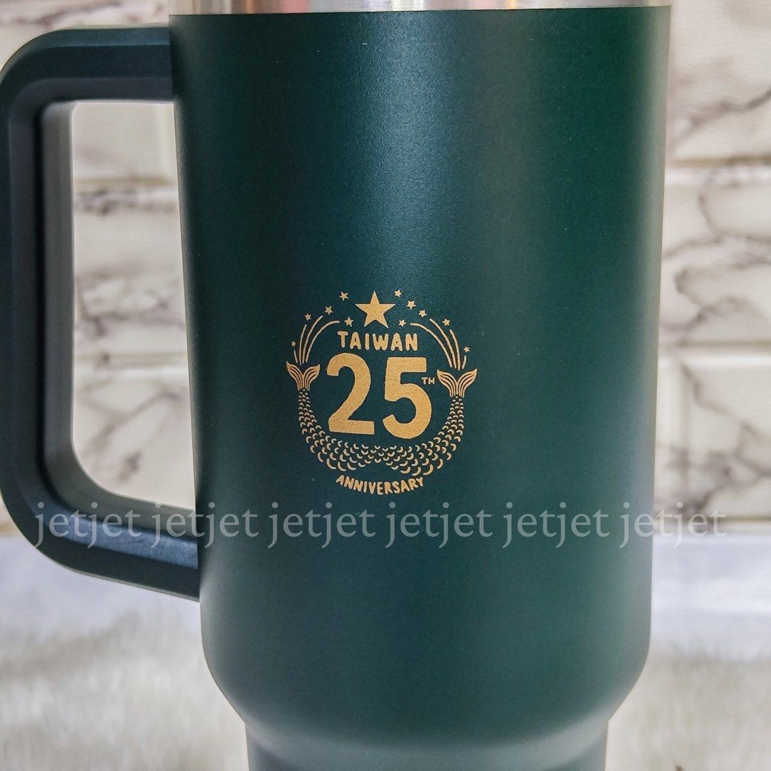 Taiwan Green 40oz Stanley + Starbucks (Category: Water Bottles & Tumblers) located in Quezon City. Submitted by jetjetph (Listing ID 1415736168, Image 3). Description: Taiwan Green 40oz Stanley + Starbucks Taiwan-exclusive 🇹🇼 comes with SKU. Released in July 2023 P4,000 + shipping fee. MOP: online merchants/cash Shipping from QC Open for meet-ups around QC/Manda/Makati/BGC PM for more inquiries. .