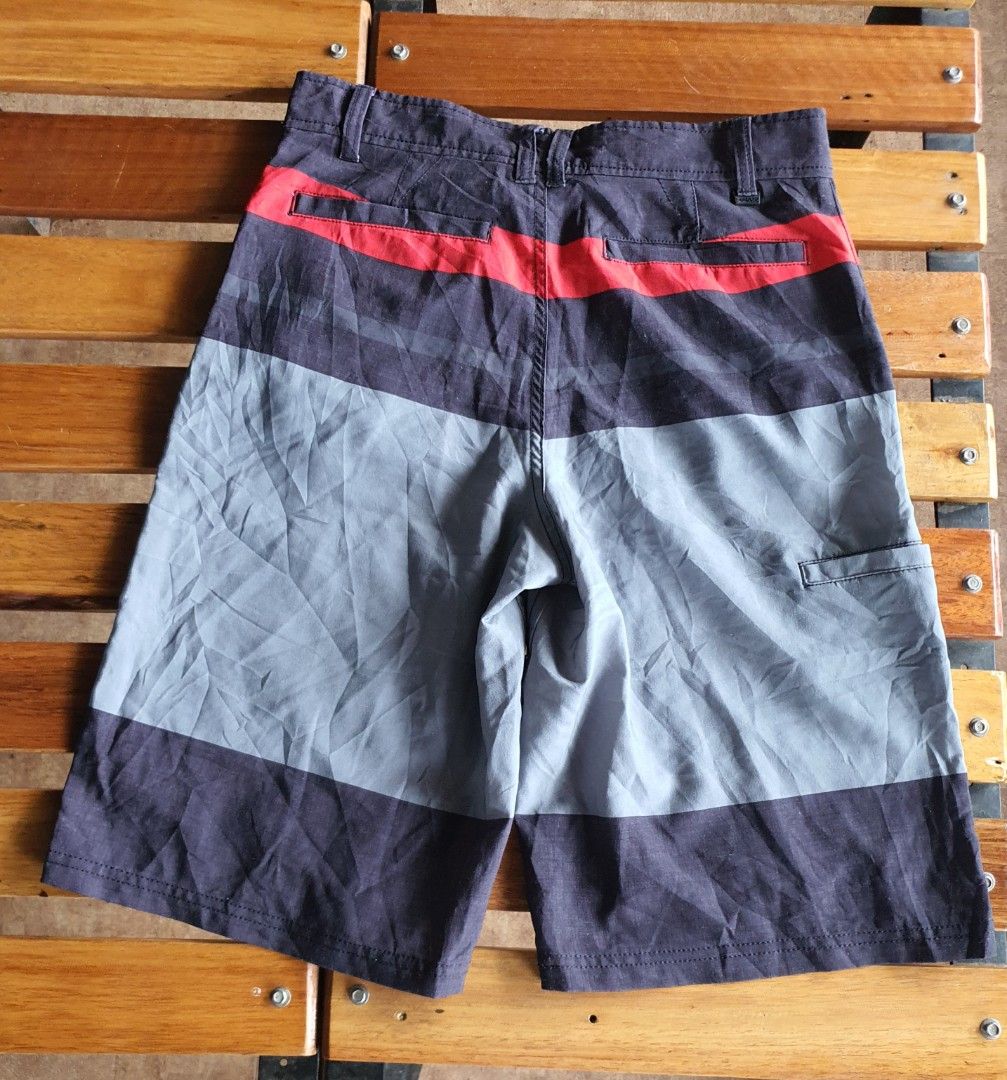 Tony Hawk Hybrid men Shorts (Category: Shorts) located in Meycauayan. Submitted by shoptoown (Listing ID 1415641399, Image 2). Description: - Tony Hawk hybrid shorts - Color block design - Red stripe detail - Button closure - Small logo detail - Size 18, measured 30 - Material: 93% polyester, 7% spandex.