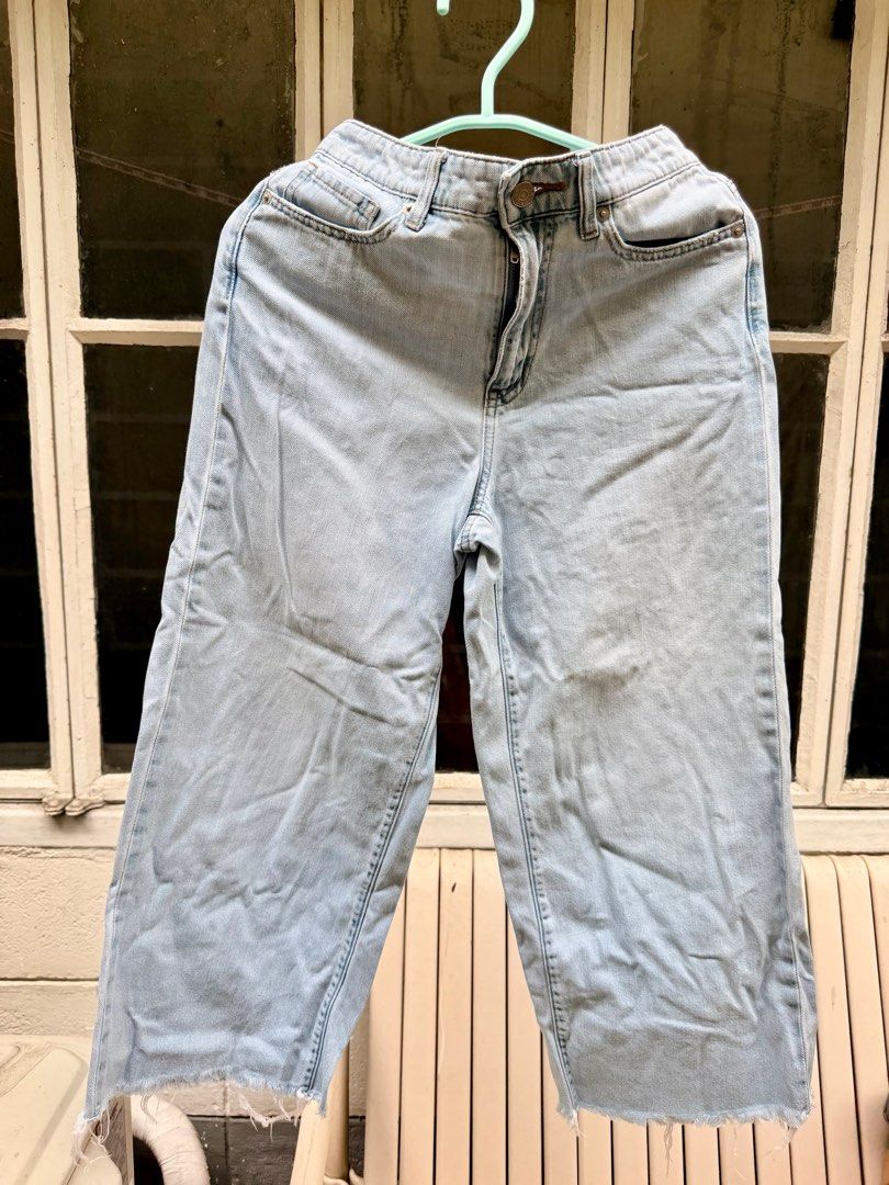 Uniqlo Cropped Jeans (Category: Jeans) located in Pasig City. Submitted by prioritylaine (Listing ID 1415679146, Image 1). Description: - Uniqlo light blue cropped jeans - Size 25 (63.5cm) - Classic five-pocket design - Button and zipper closure - Raw hem - Relaxed fit - 100% cotton.