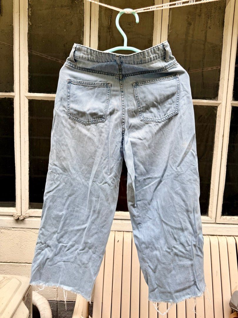 Uniqlo Cropped Jeans (Category: Jeans) located in Pasig City. Submitted by prioritylaine (Listing ID 1415679146, Image 2). Description: - Uniqlo light blue cropped jeans - Size 25 (63.5cm) - Classic five-pocket design - Button and zipper closure - Raw hem - Relaxed fit - 100% cotton.