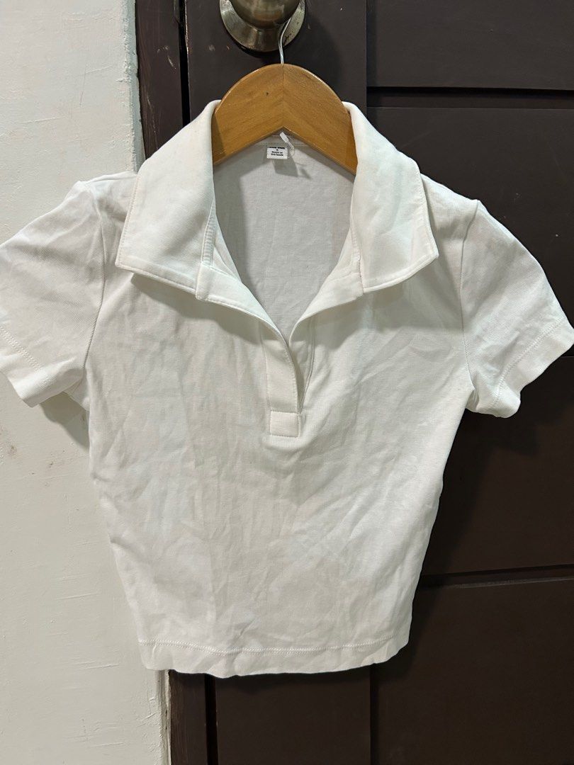 Uniqlo White Polo Top (Category: Blouses) located in Cavite. Submitted by lovedbysheee (Listing ID 1415799755, Image 1). Description: - White crop top - Polo collar - Short sleeves - Buttoned placket - Lightweight fabric - Versatile for casual wear - max 2 times used good as new .
