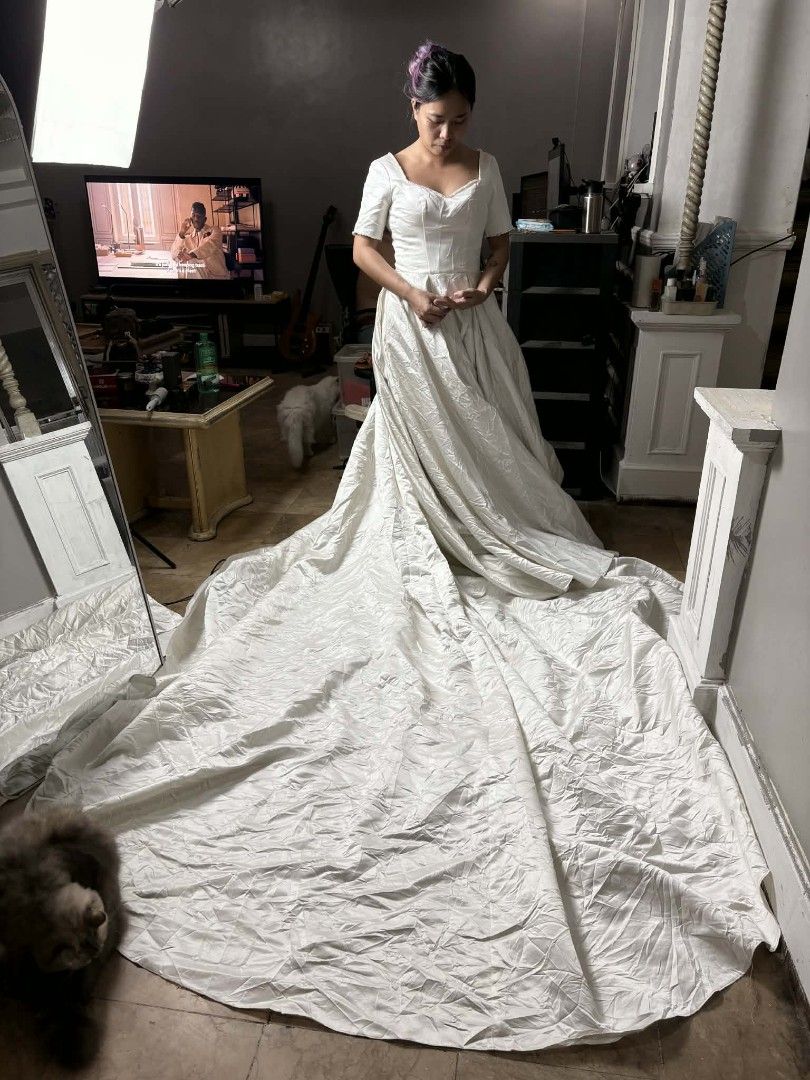 Vintage Wedding Dress with Train (Category: Evening dresses & gowns) located in Trece Martires City. Submitted by berbaly.16 (Listing ID 1415806363, Image 3). Description: Vintage Long Trail Wedding Gown 2 meters long Best fit Medium Mikaido Silk with Pearl Details (may konting discoloration sa balikat).