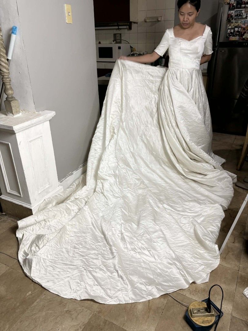Vintage Wedding Dress with Train (Category: Evening dresses & gowns) located in Trece Martires City. Submitted by berbaly.16 (Listing ID 1415806363, Image 2). Description: Vintage Long Trail Wedding Gown 2 meters long Best fit Medium Mikaido Silk with Pearl Details (may konting discoloration sa balikat).