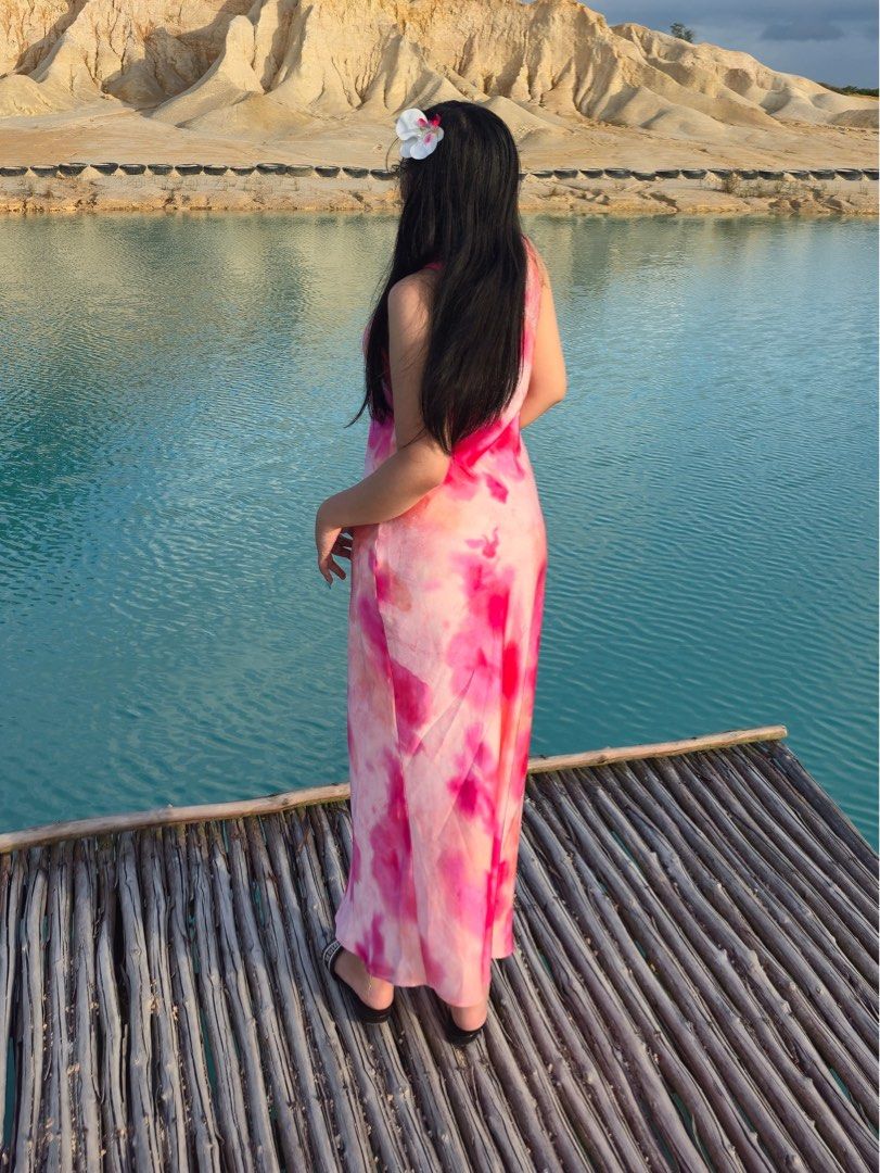 Zara Pink Tie-Dye Midi Dress (Category: Dresses) located in Makati City. Submitted by ryien_ (Listing ID 1415699021, Image 1). Description: - Zara midi dress - Vibrant pink tie-dye - Size S - can fit M - Sleeveless design - Flattering silhouette - Lightweight fabric - Ideal for casual wear and vacations.
