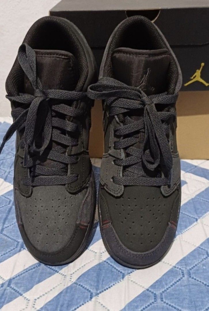 Air Jordan 1 Low SE Craft (GS) (Category: Sneakers) located in Santiago. Submitted by zuedeshoppe (Listing ID 1415959332, Image 2). Description: Jordan 1 Low SE craft original from NIKE App Store. size 5Y/24cm/Size 7 US Women. Not my liking..