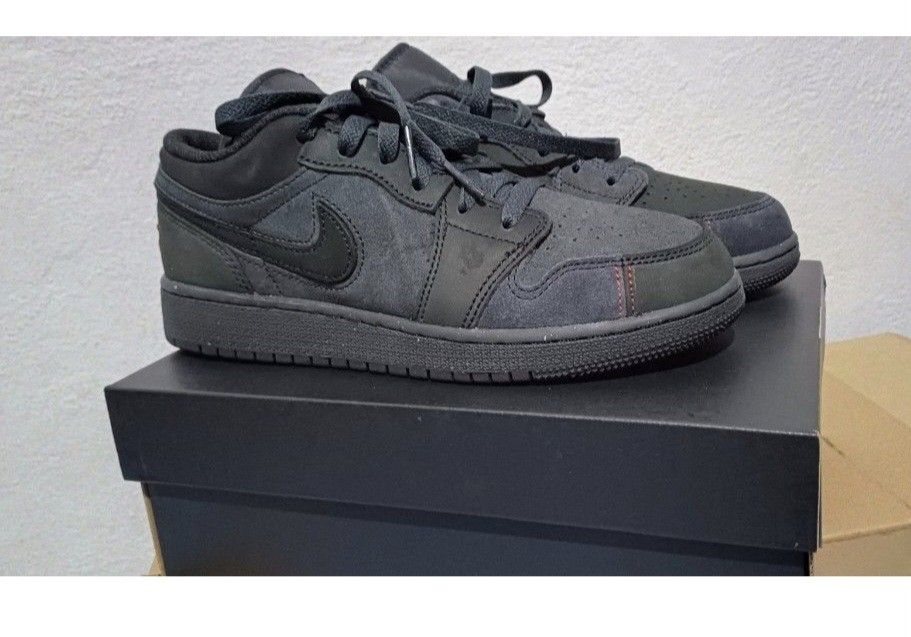 Air Jordan 1 Low SE Craft (GS) (Category: Sneakers) located in Santiago. Submitted by zuedeshoppe (Listing ID 1415959332, Image 3). Description: Jordan 1 Low SE craft original from NIKE App Store. size 5Y/24cm/Size 7 US Women. Not my liking..