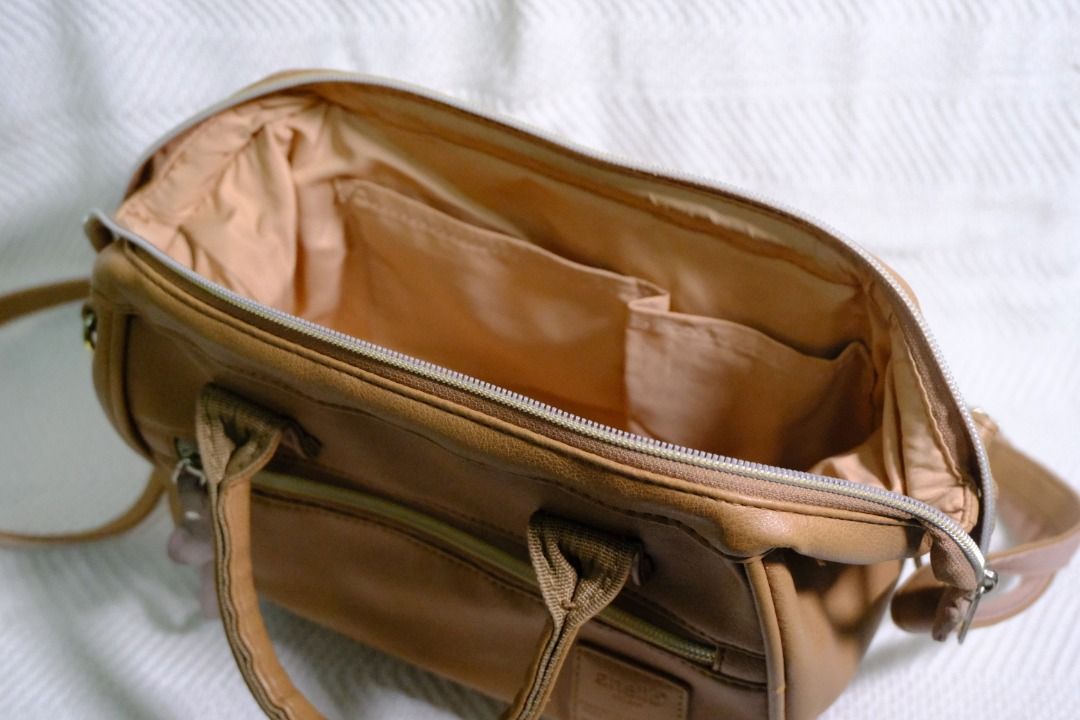 Anello Leather Bag (Category: Cross-body Bags) located in Bacoor. Submitted by ArielJr17 (Listing ID 1415999803, Image 3). Description: Casual bag for malls/office Minor issue: small ink stain inside the bag The orange bag is FREE. All items inside the bag are for demonstration only. Meet ups Bacoor Nearby areas. Open for shipping (Payment first).