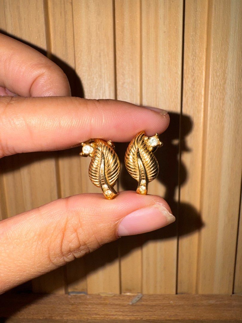 Authentic Christian Dior clip earrings (Category: Luxury Accessories) located in Lagawe. Submitted by kai_selections (Listing ID 1415898526, Image 2). Description: J2601 1cmx 2cm Authentic No scratches po Bawal sa barat! cheapest price in the market na po ang 2,500 na authentic CD earrings. Kahit search nyo pa .. .