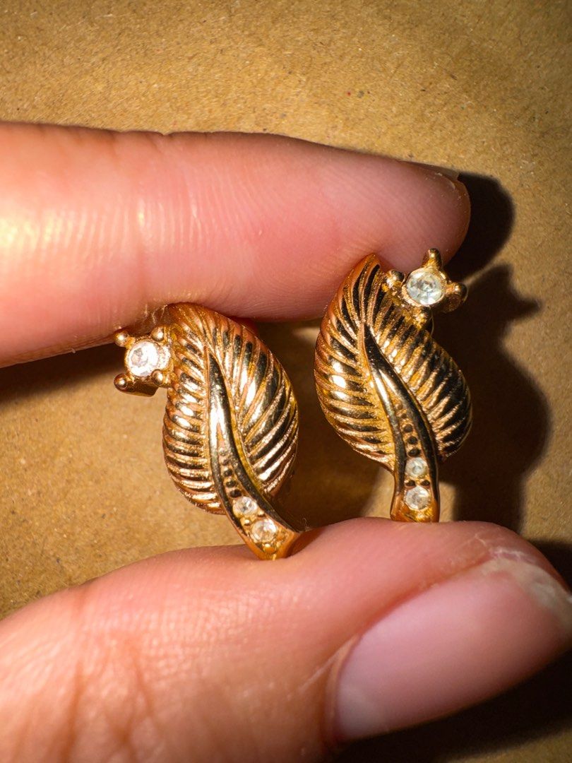 Authentic Christian Dior clip earrings (Category: Luxury Accessories) located in Lagawe. Submitted by kai_selections (Listing ID 1415898526, Image 1). Description: J2601 1cmx 2cm Authentic No scratches po Bawal sa barat! cheapest price in the market na po ang 2,500 na authentic CD earrings. Kahit search nyo pa .. .