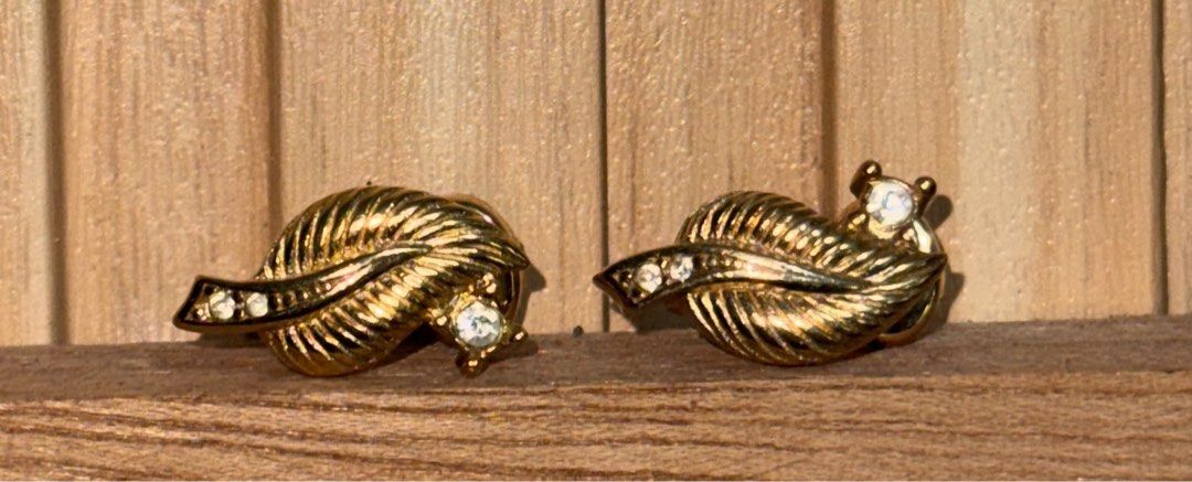 Authentic Christian Dior clip earrings (Category: Luxury Accessories) located in Lagawe. Submitted by kai_selections (Listing ID 1415898526, Image 3). Description: J2601 1cmx 2cm Authentic No scratches po Bawal sa barat! cheapest price in the market na po ang 2,500 na authentic CD earrings. Kahit search nyo pa .. .