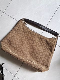 (Category: ) located in . Submitted by trixwardrobe (Listing ID 1415908118, Image 1). Description: .