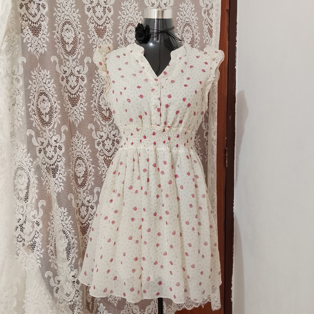 cream floral dress (Category: Dresses) located in Botolan. Submitted by fleuresa (Listing ID 1415929493, Image 1). Description: xs - small.