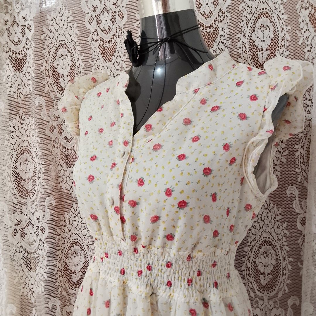 cream floral dress (Category: Dresses) located in Botolan. Submitted by fleuresa (Listing ID 1415929493, Image 2). Description: xs - small.
