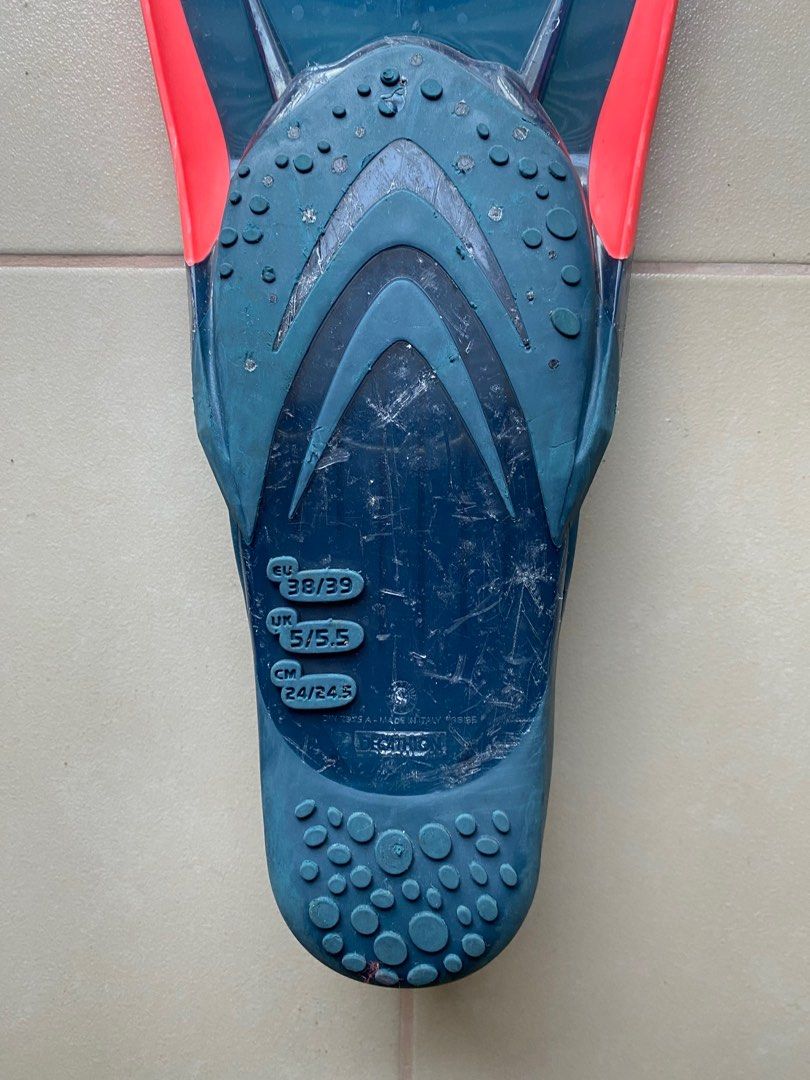 Decathlon Diving Fins (with Mesh Bag) (Category: Water Sports) located in Obando. Submitted by markysayo (Listing ID 1415891556, Image 2). Description: No issues. Only scratches Size: EU 38-39 RFs: Declutter Meet-up: Trinoma.
