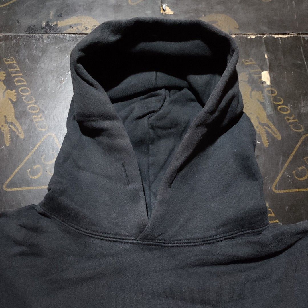 Dickies Black Hoodie (Category: Hoodies) located in Manila. Submitted by anthonig (Listing ID 1415998212, Image 3). Description: - Dickies black hoodie - Size: Medium - Features a kangaroo pocket - Dickies logo side pocket - Comfortable, thick fabric - Lost drawstring - Perfect for cooler weather.