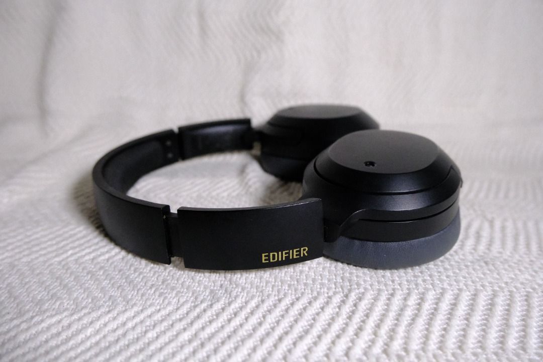 Edifier W820NB Black (Category: Headphones & Headsets) located in Bacoor. Submitted by ArielJr17 (Listing ID 1415998121, Image 1). Description: Edifier W820NB Black 1000php only (2,715php brand new) Good for music, gaming and exercise. Replaced Left and Right ear cup (nagbakbak na ung original) Specifications: https://www.edifier.com/global/p/over-ear-on-ear-headphones/w820nb Inclusion: Unit Charging Cable Will try to include the original box Iss