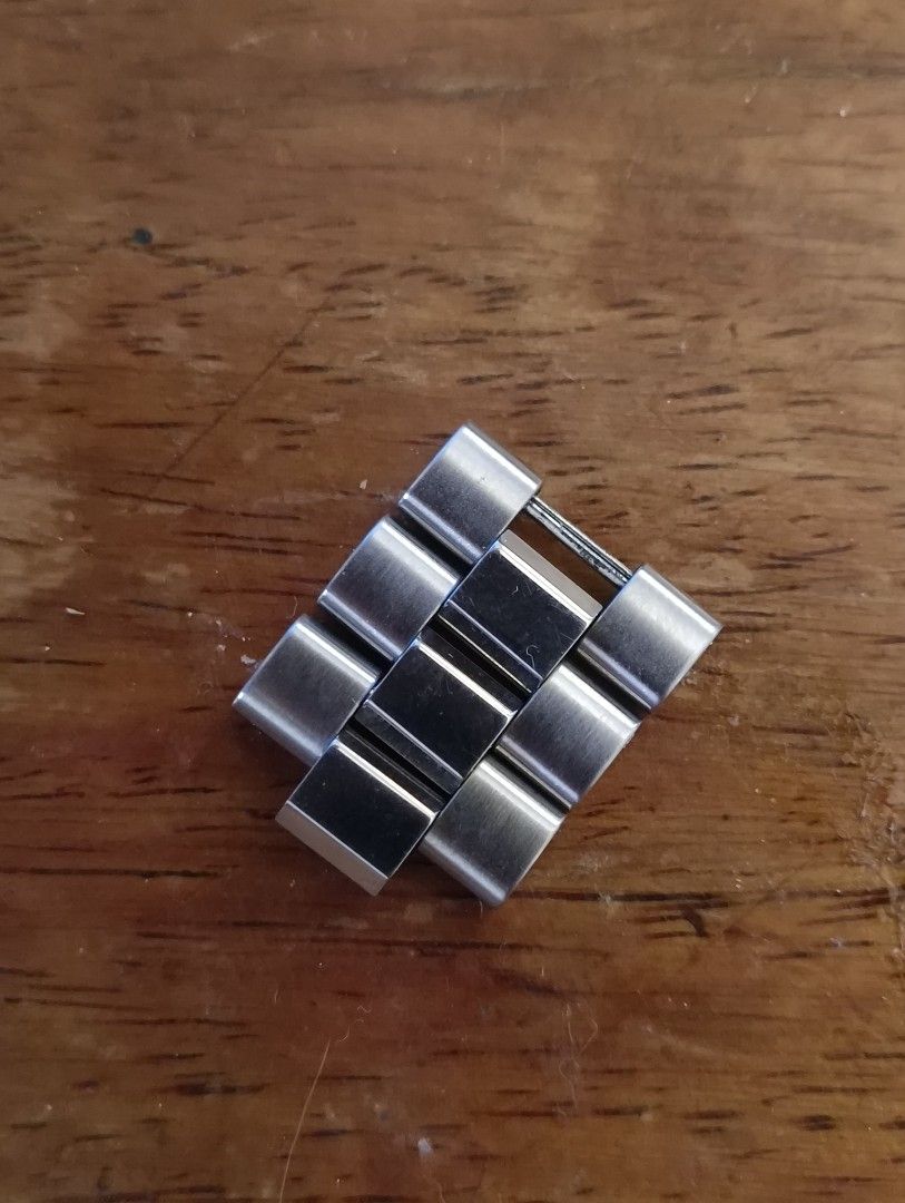 Extra Links Tag Heuer Omega (Category: Luxury Watches) located in Las Pinas. Submitted by jmmac86574 (Listing ID 1415869001, Image 1). Description: tag heuer 2000 link 1.5k tag heuer f1 link 1k omega constellation half bar link 2k omega deville mens 1500.