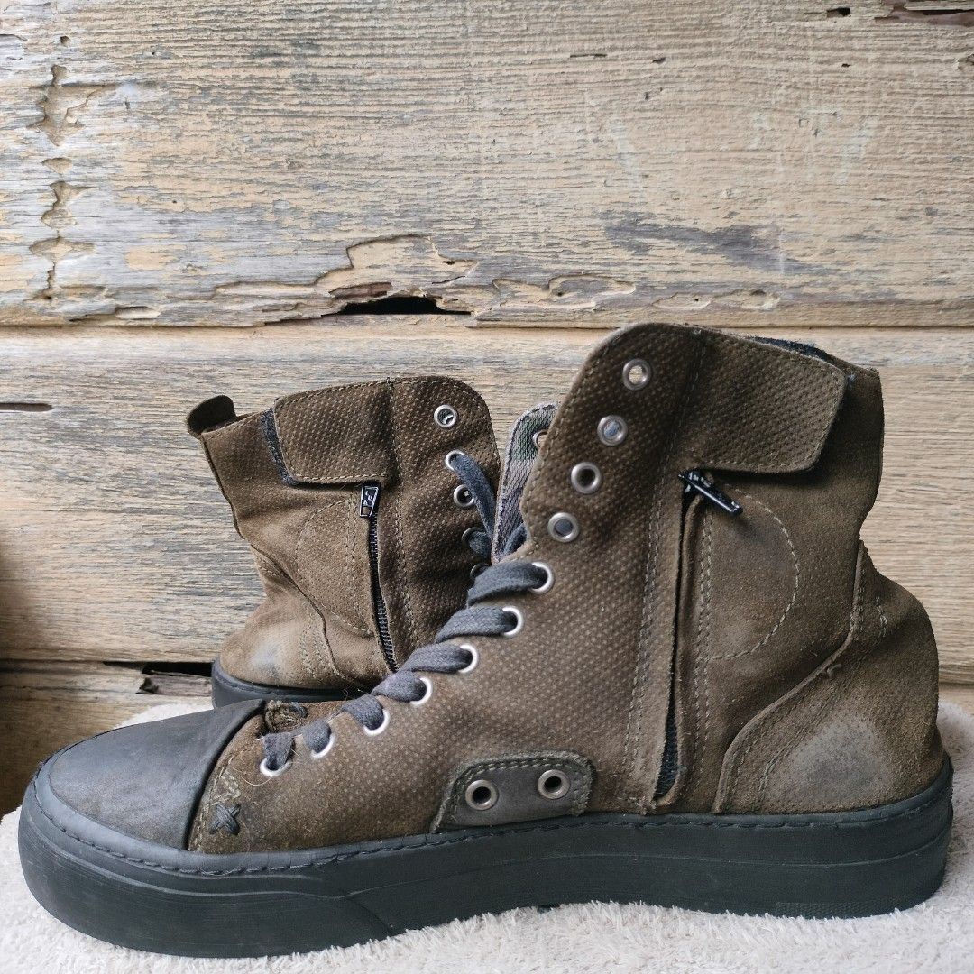 Falco Lennox Motorcycle Boots - Size 42 (Category: Boots) located in Baroy. Submitted by laudecarlfe24 (Listing ID 1415930936, Image 2). Description: NEGOTIABLE! - Falco Lennox motorcycle boots - Brown suede upper - Black toe cap and sole - Side zipper for easy wear - Lace-up closure - Camouflage lining - Falco logo patch - Size: 42 EU, 8 UK, 8 US - Soles show some wear.