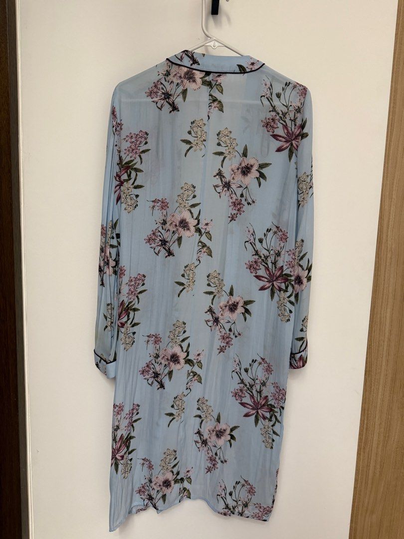 Forever 21 Floral Cover Up (Category: Coats, Jackets and Outerwear) located in Quezon City. Submitted by glc89 (Listing ID 1415845726, Image 3). Description: Never used.