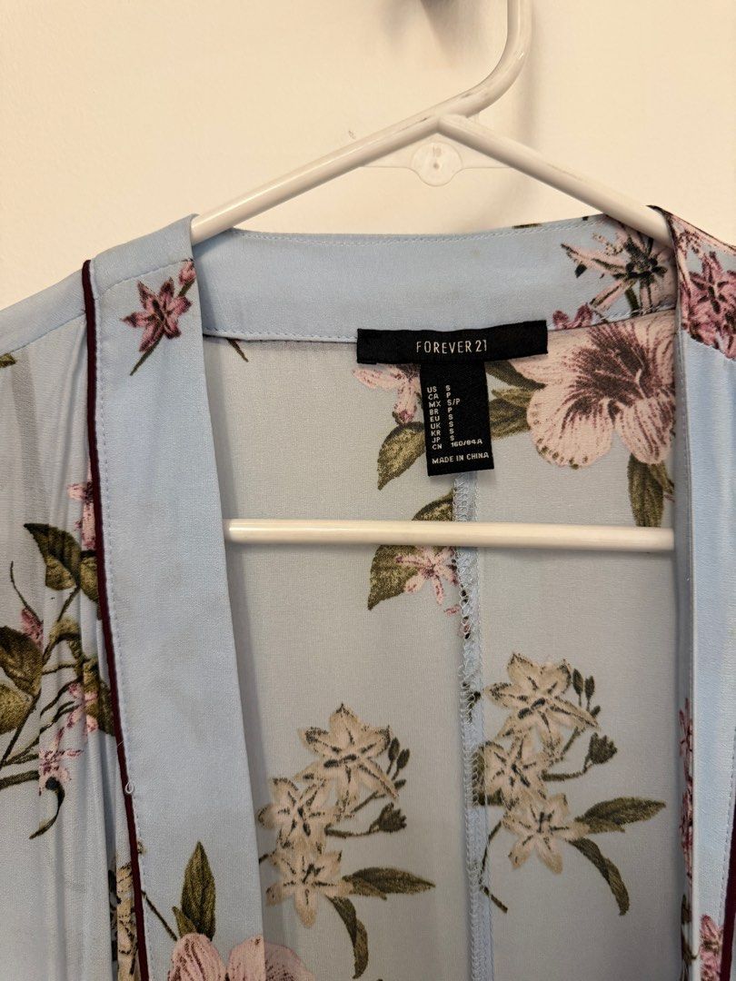 Forever 21 Floral Cover Up (Category: Coats, Jackets and Outerwear) located in Quezon City. Submitted by glc89 (Listing ID 1415845726, Image 2). Description: Never used.