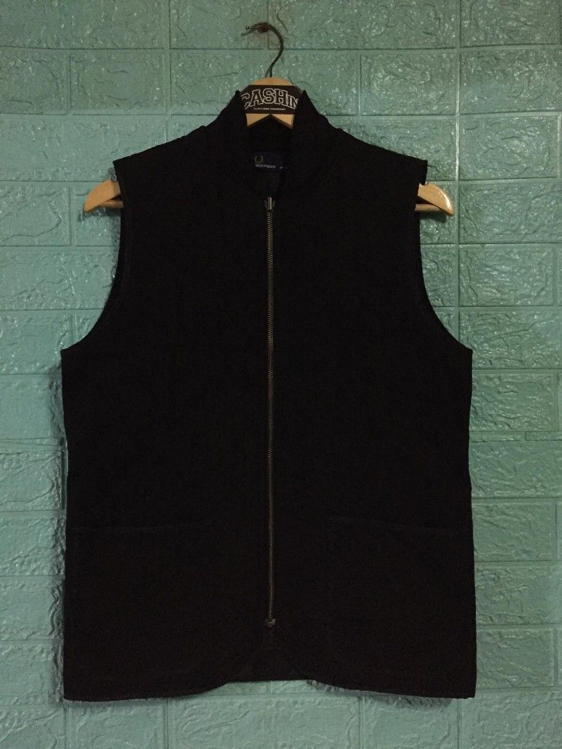 Fred Perry Black Vest JP XS (Category: Vests) located in Imus. Submitted by thrifts_select (Listing ID 1415967505, Image 1). Description: - Fred Perry black vest - Size: JP XS - Features: - Full zip closure - Stand-up collar - Two front pockets - Condition: Good.