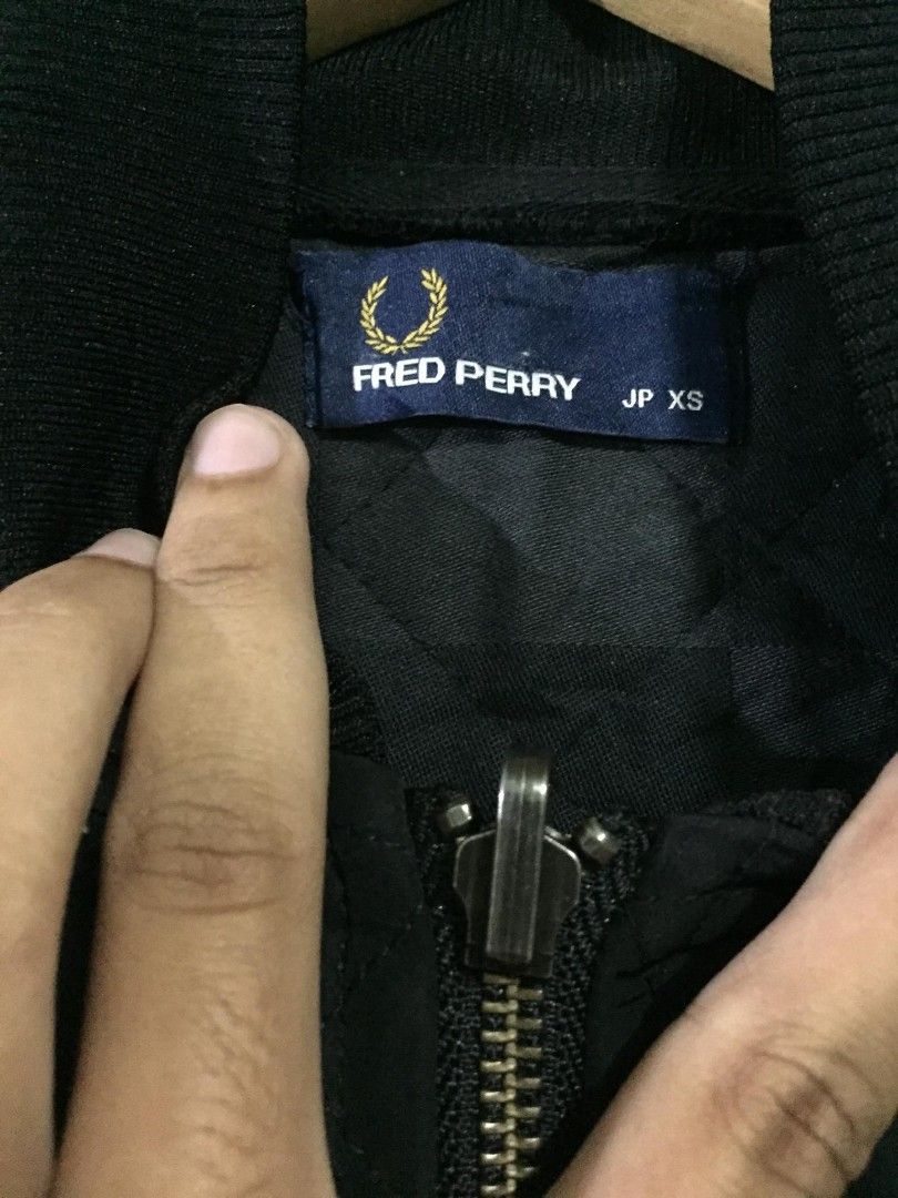 Fred Perry Black Vest JP XS (Category: Vests) located in Imus. Submitted by thrifts_select (Listing ID 1415967505, Image 2). Description: - Fred Perry black vest - Size: JP XS - Features: - Full zip closure - Stand-up collar - Two front pockets - Condition: Good.