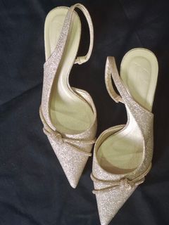 (Category: ) located in . Submitted by clothesshoesskincarechargers (Listing ID 1415847543, Image 1). Description: .