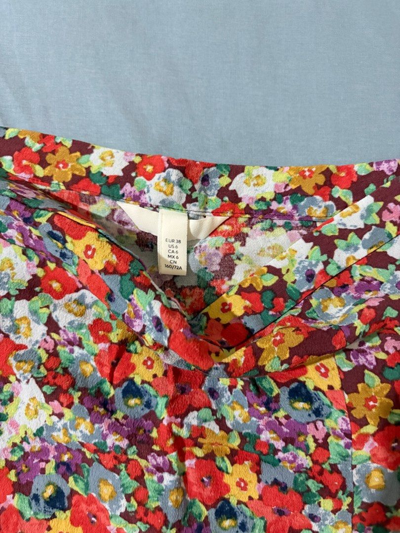 H&M Floral Midi Skirt (Category: Skirts) located in Mabalacat. Submitted by regardlessk (Listing ID 1415863837, Image 3). Description: - Floral print maxi skirt - High-waisted design - Features a stylish side slit - Made from lightweight fabric - Flowy silhouette for comfort - Ideal for warm weather - Suitable for casual and dressy wear.