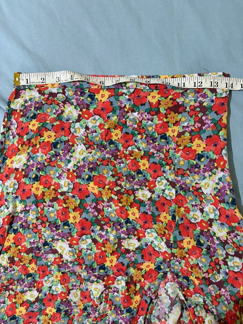 H&M Floral Midi Skirt (Category: Skirts) located in Mabalacat. Submitted by regardlessk (Listing ID 1415863837, Image 2). Description: - Floral print maxi skirt - High-waisted design - Features a stylish side slit - Made from lightweight fabric - Flowy silhouette for comfort - Ideal for warm weather - Suitable for casual and dressy wear.
