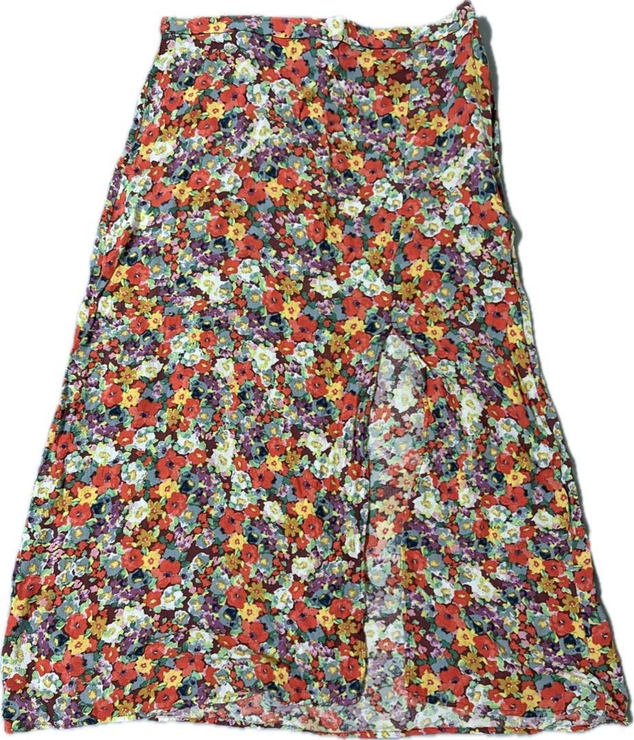 H&M Floral Midi Skirt (Category: Skirts) located in Mabalacat. Submitted by regardlessk (Listing ID 1415863837, Image 1). Description: - Floral print maxi skirt - High-waisted design - Features a stylish side slit - Made from lightweight fabric - Flowy silhouette for comfort - Ideal for warm weather - Suitable for casual and dressy wear.