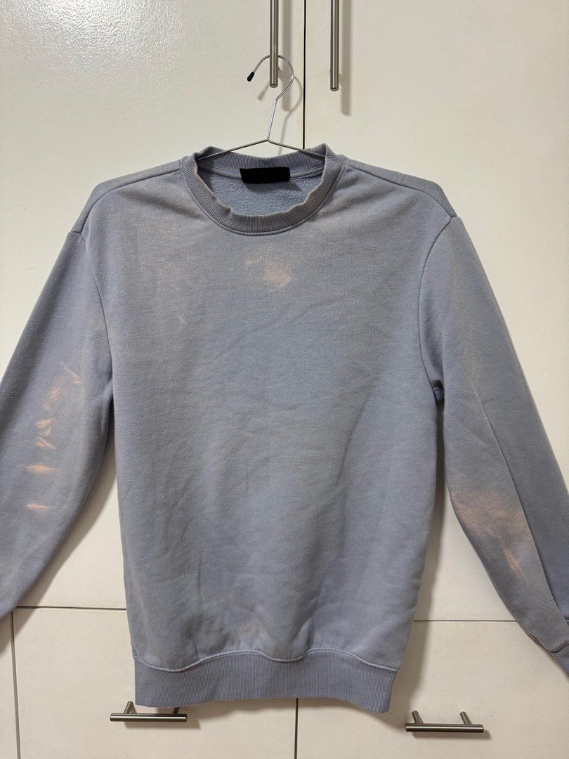 H&M Men’s Crewneck Sweatshirt Blue (Category: Coats, Jackets and Outerwear) located in Mandaluyong City. Submitted by mainesells_ (Listing ID 1416005379, Image 2). Description: - Men’s XS (worn by girl for oversized fit) - Bleach stains but can be styled - 60 cm L x 56 cm W.
