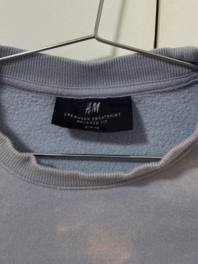 H&M Men’s Crewneck Sweatshirt Blue (Category: Coats, Jackets and Outerwear) located in Mandaluyong City. Submitted by mainesells_ (Listing ID 1416005379, Image 3). Description: - Men’s XS (worn by girl for oversized fit) - Bleach stains but can be styled - 60 cm L x 56 cm W.