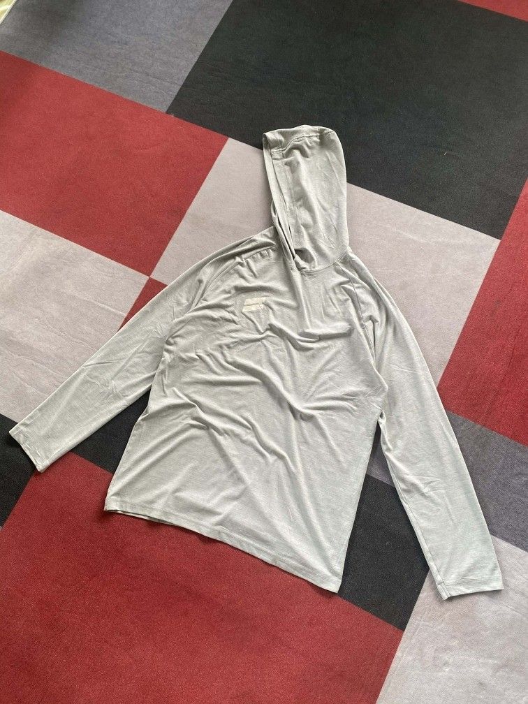 Hurley Drifit Gray Gym Hoodie (Category: Activewear) located in Sariaya. Submitted by streetarchives (Listing ID 1415965639, Image 1). Description: Excellent condition ✅ As new ✅ Size XL Width: 21 Length: 27.