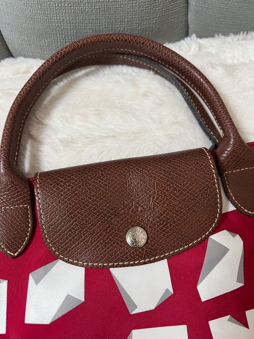 LONGCHAMP Authentic 💯 (Category: Tote Bags) located in Manila. Submitted by cluttercrushers (Listing ID 1415883181, Image 2). Description: Longchamp x Vahram Muratyan Le Pliage shopping tote in red nylon with a graphic print Limited Edition.