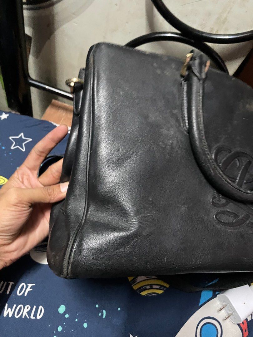 Louis quatorzi (Category: Laptop Bags & Sleeves) located in Manila. Submitted by y2karchive (Listing ID 1415971944, Image 3). Description: Authentic Leather Good condition Check detailsnone issue.