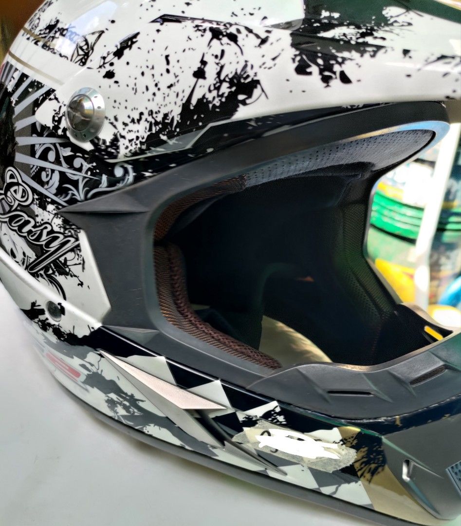 LS2 MX433 Motorcycle Helmet XXL (Category: Helmets and other Riding Gears) located in Manila. Submitted by robertblan17101 (Listing ID 1415973137, Image 1). Description: - LS2 MX433 motorcycle helmet - Graphic design: White, black, and green - Includes visor - Size: XXL - Weight: 1400±50g - Certifications: ICC quality mark and ECE R22-05 -contact #09388429469.