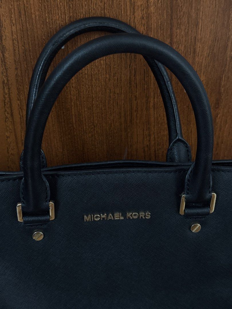 Michael Kors Black Selma Leather Hand Bag (Category: Luxury Bags & Wallets) located in Makati City. Submitted by fraankiee (Listing ID 1415908554, Image 2). Description: Brought in japan and used only few times. Was given as a gift and not my style. .