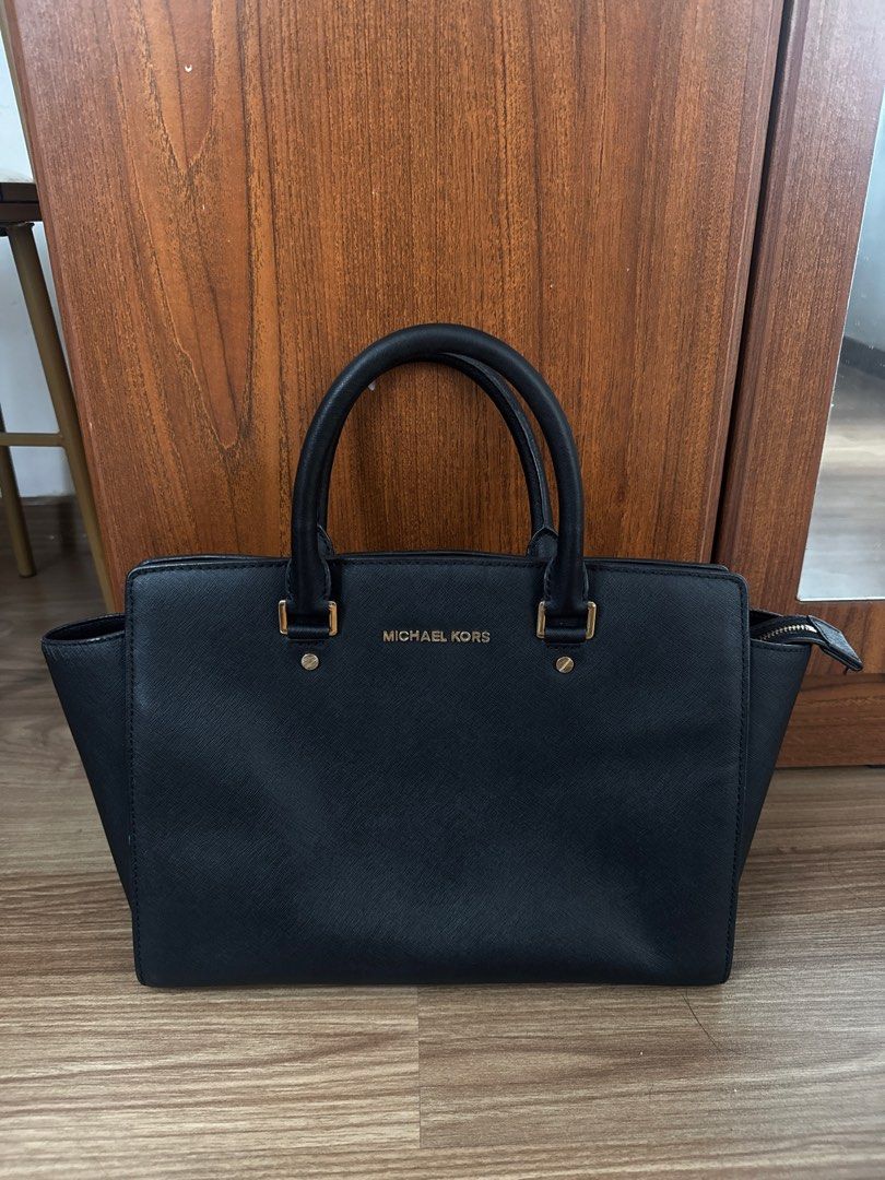 Michael Kors Black Selma Leather Hand Bag (Category: Luxury Bags & Wallets) located in Makati City. Submitted by fraankiee (Listing ID 1415908554, Image 1). Description: Brought in japan and used only few times. Was given as a gift and not my style. .