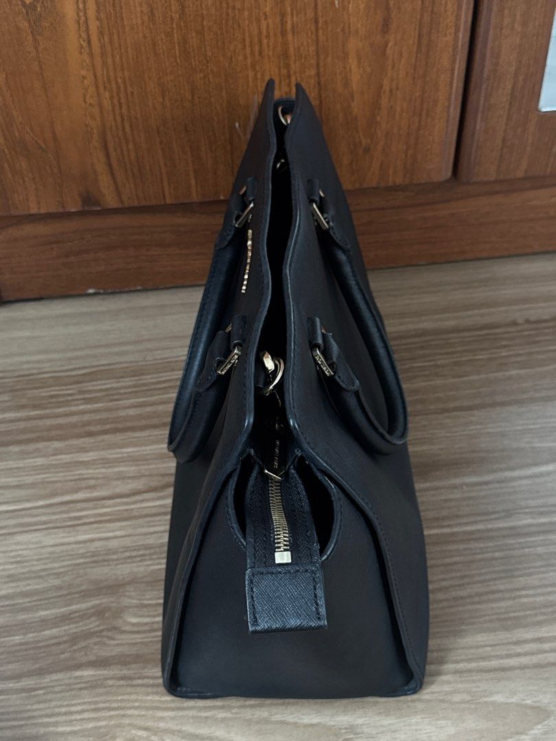 Michael Kors Black Selma Leather Hand Bag (Category: Luxury Bags & Wallets) located in Makati City. Submitted by fraankiee (Listing ID 1415908554, Image 3). Description: Brought in japan and used only few times. Was given as a gift and not my style. .