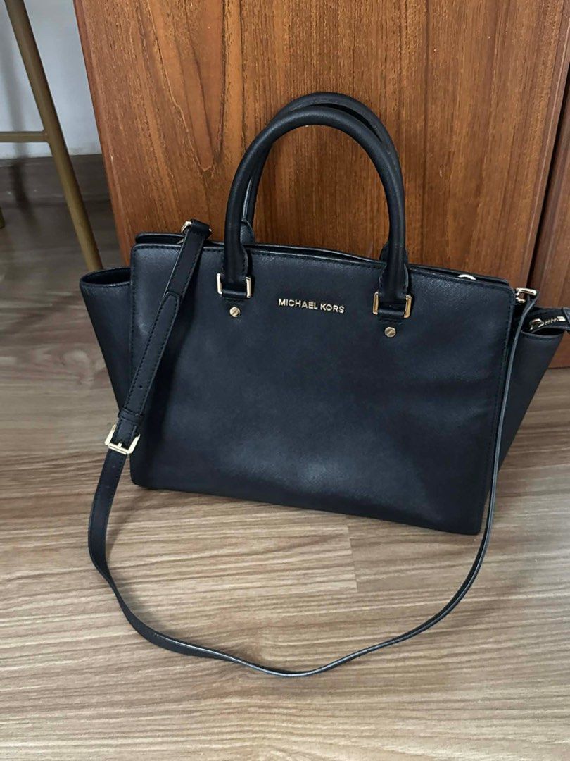 Michael Kors Selma Messenger Bag in Large (Category: Luxury Bags & Wallets) located in Manila. Submitted by squirtybabyy (Listing ID 1415935233, Image 2). Description: 8/10 Condition (Expect signs of usage) 100% Authentic Price is nego.