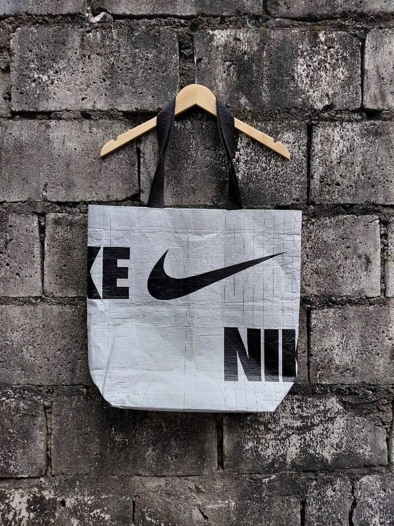 Nike bag for ukqy or another stff (Category: Belt bags, Clutches and Pouches) located in Angeles City. Submitted by badillajel81176 (Listing ID 1415886285, Image 3). Description: Wts-Nike Bag for ukay or staff 💢Issue-no issue ✨ Condition: 8/10 🟦 Color Rate: 8/10 📍 Pampanga Angeles City 📦 Shipping available nationwide.