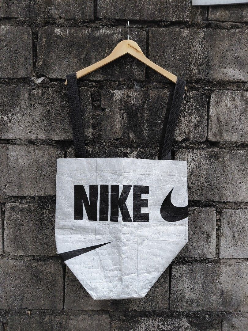 Nike bag for ukqy or another stff (Category: Belt bags, Clutches and Pouches) located in Angeles City. Submitted by badillajel81176 (Listing ID 1415886285, Image 2). Description: Wts-Nike Bag for ukay or staff 💢Issue-no issue ✨ Condition: 8/10 🟦 Color Rate: 8/10 📍 Pampanga Angeles City 📦 Shipping available nationwide.